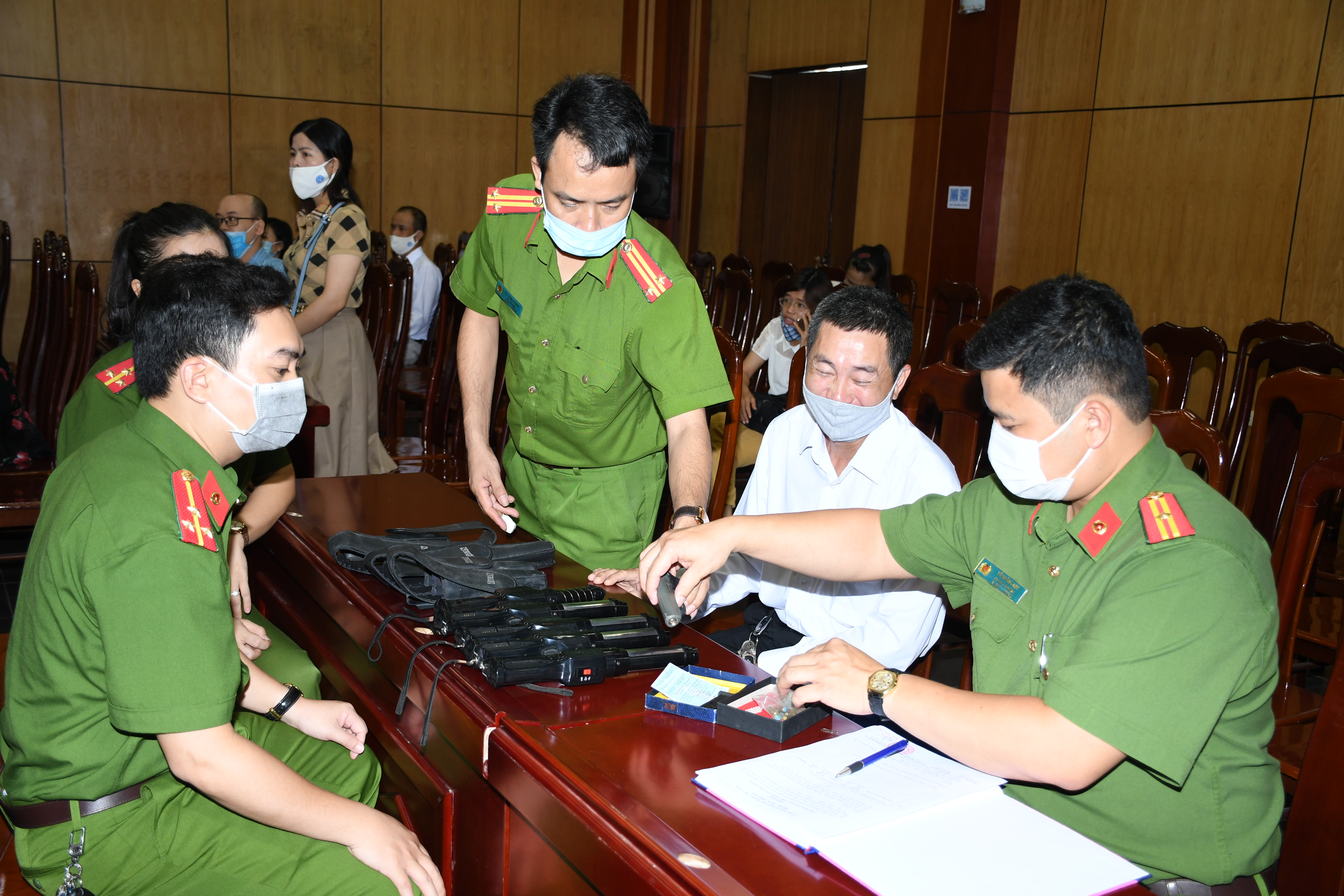 Vận động các doanh nghiệp giao nộp 9 khẩu súng